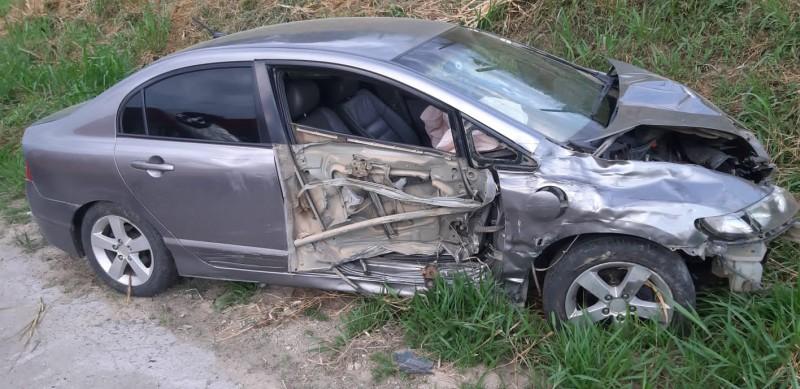 Três pessoas ficam feridas após colisão entre carros seguida de batida em poste na SC-108