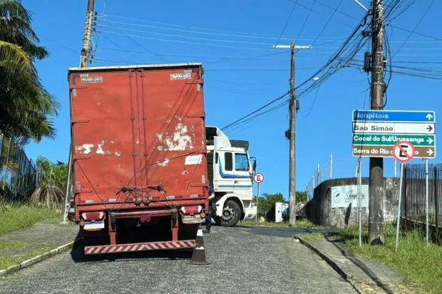 Trafegando em local proibido, carreta colide em poste em Criciúma