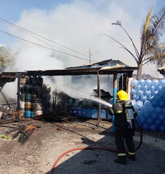 Revenda de gás é atingida por incêndio no Centro de Balneário Gaivota
