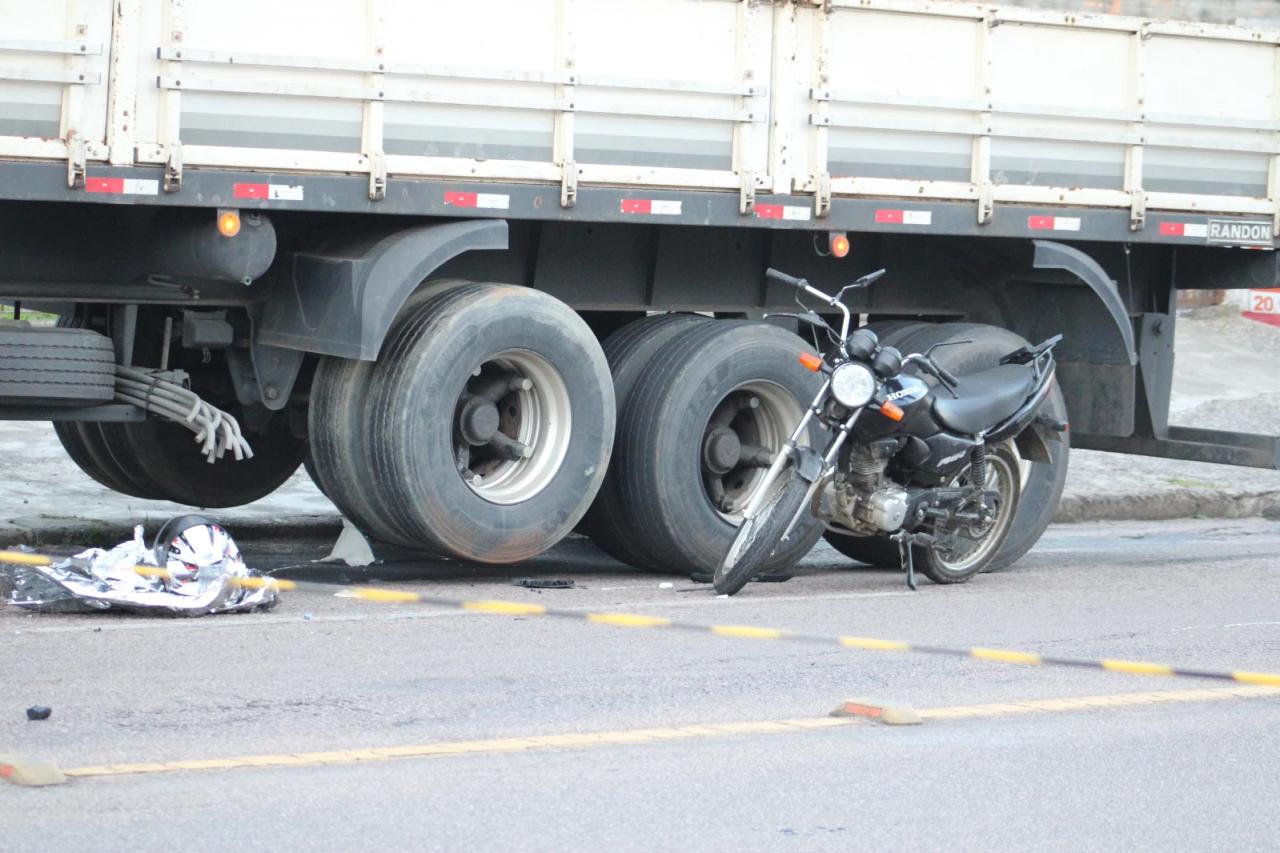 Criciúma: motociclista morto em colisão contra carreta era venezuelano