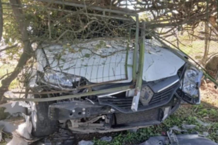 Mulher perde controle da direção, colide em carro e atinge cerca de residência