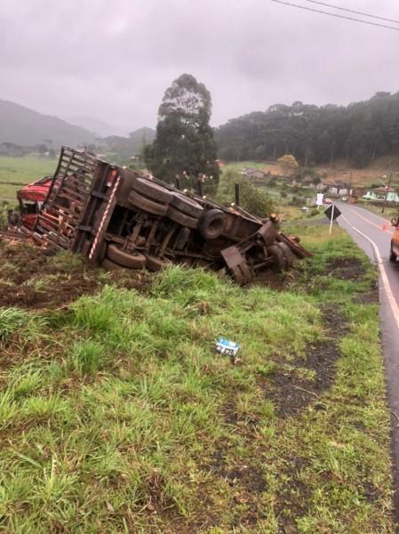 Santa Catarina: saída de pista seguida de capotamento é registra na Rodovia SC-390