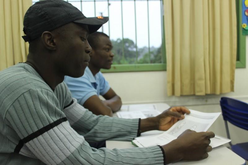 VÍDEO: Estudante ensina português a haitianos em Cocal