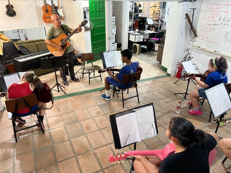 Siderópolis tem aulas gratuitas de violão e técnica vocal para estudantes