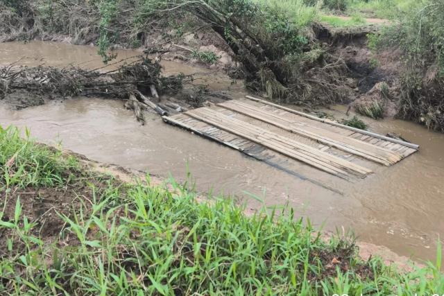 Chuva intensa causa alagamentos e derruba ponte de madeira em Içara