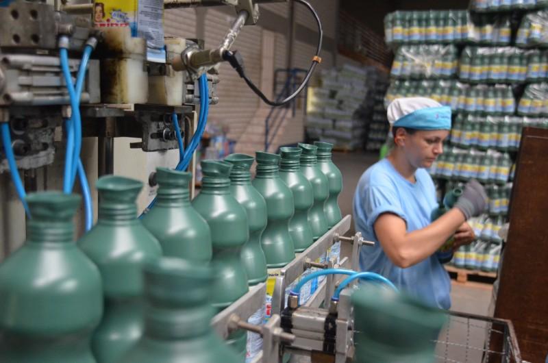 Consciência ambiental faz empresa reciclar 50 mil garrafões por mês 