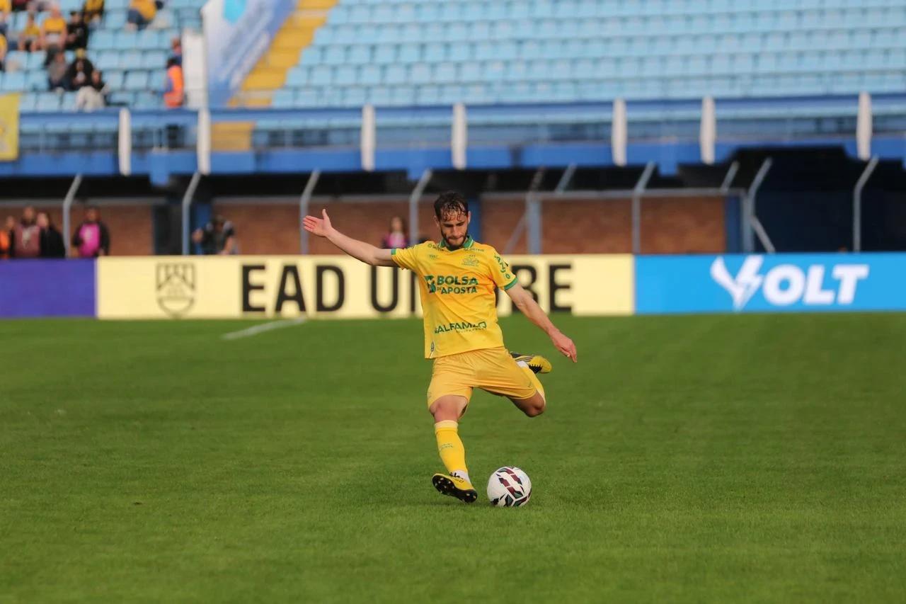 Fellipe Mateus convoca torcida para duelo diante do Londrina: ‘Clima faz a diferença’