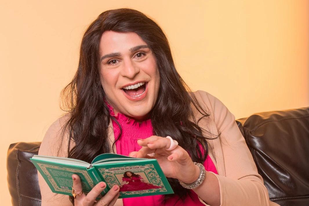 Índio Behn apresenta espetáculo de comédia no Teatro Elias Angeloni
