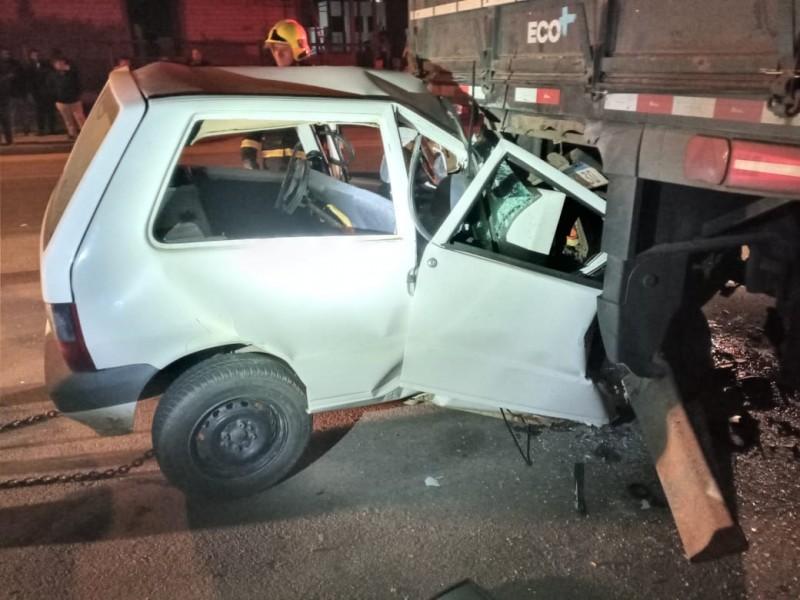 Motorista que morreu ao colidir carro contra traseira de caminhão é identificado 