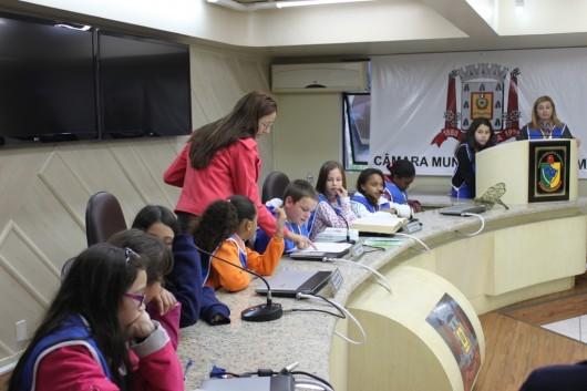 Projeto Turminha do Futuro: alunos interpretam Sessão no Legislativo de Criciúma
