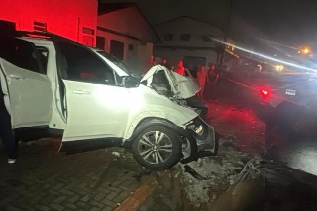 Criminosos agridem motorista, roubam caminhonete e colidem veículo contra poste