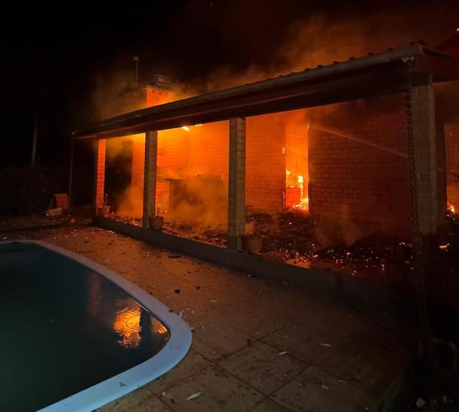 Casa é destruída por incêndio em Morro Grande