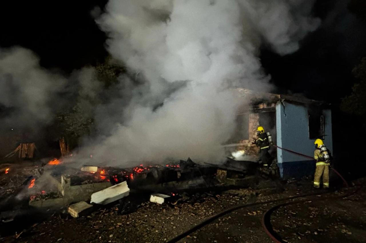 Incêndio destrói casa de madeira e alvenaria em Treviso