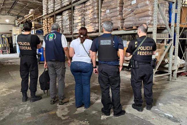 Polícia Federal fiscaliza empresa do Sul de SC visando combater contaminação de bebidas alcoólicas