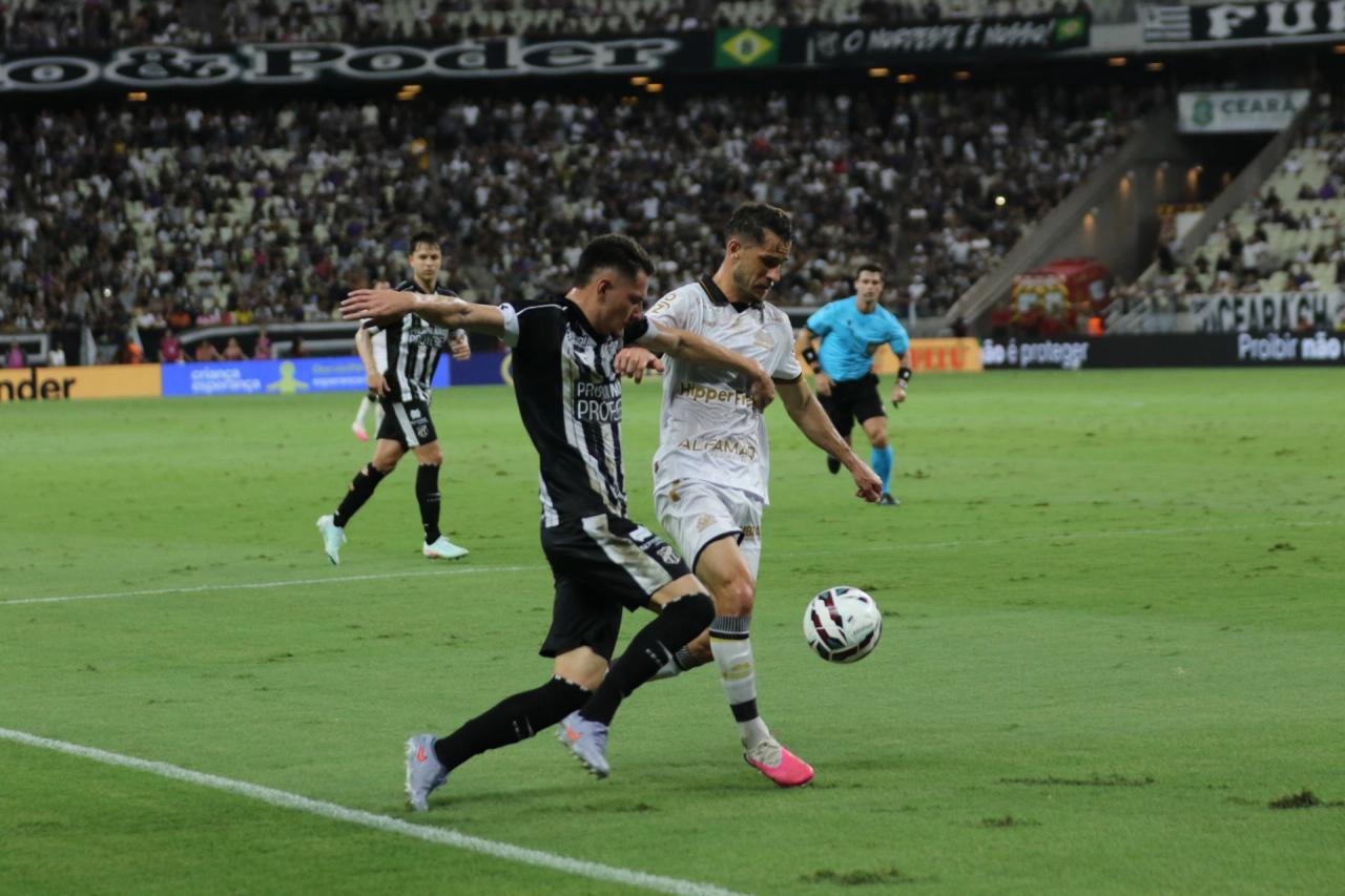 Gol no fim garante vitória do Ceará e interrompe sequência de vitórias do Criciúma