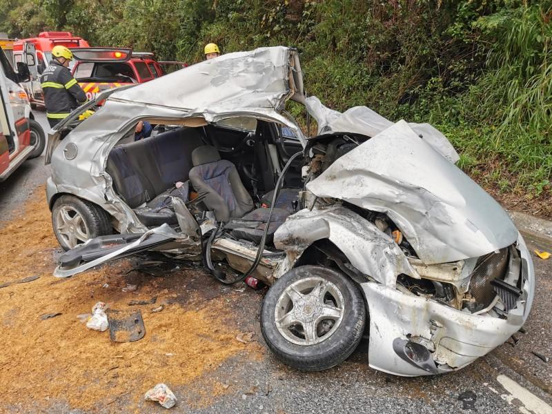 Passageiro morre após colisão envolvendo carro e carreta na BR-282 em Águas Mornas