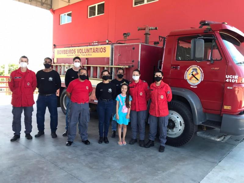 Bombeiros voluntários recebem visita especial de família após oito anos 