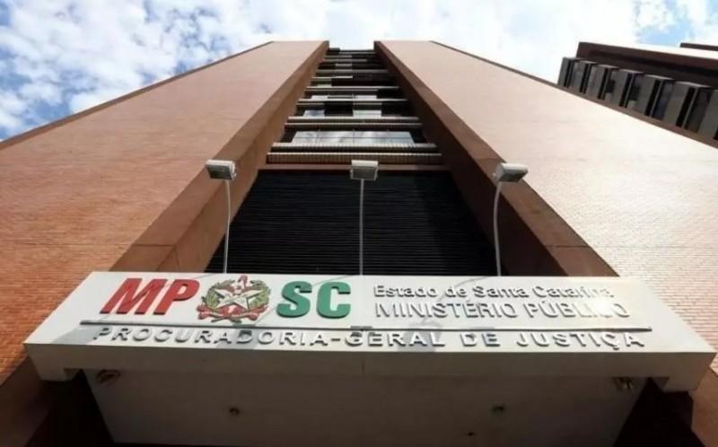 MPSC denuncia líder religioso suspeito de praticar crimes sexuais contra dez mulheres em Criciúma