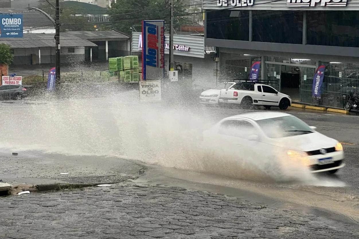 Chuva forte causa alagamentos em Criciúma