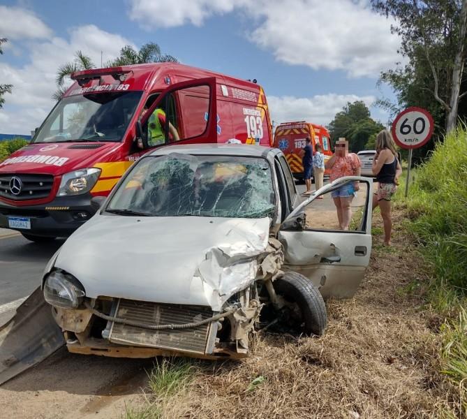 Duas pessoas ficam feridas após colisão frontal em Orleans