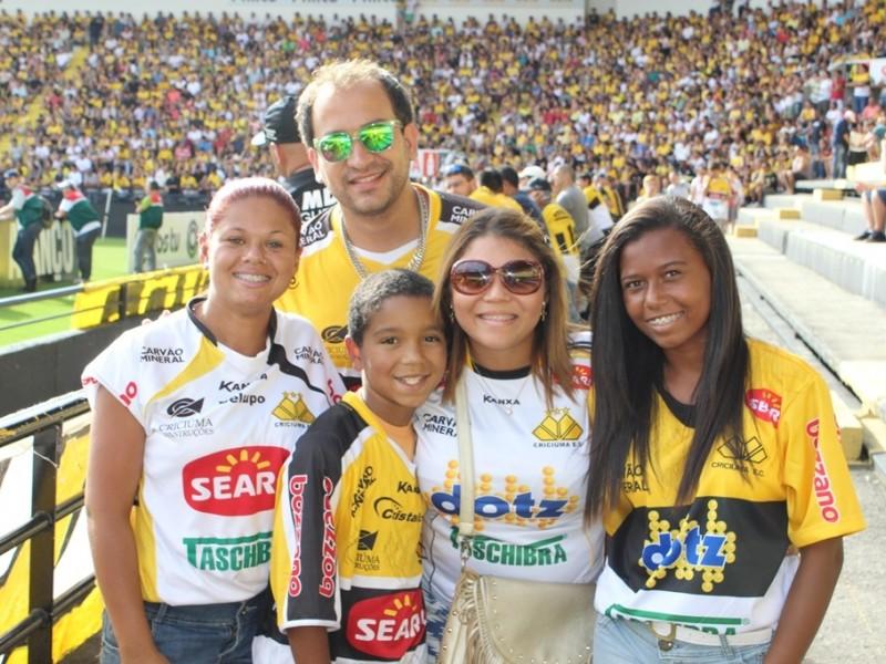 Incansáveis e empolgados, mais de nove mil tricolores viram a vitória