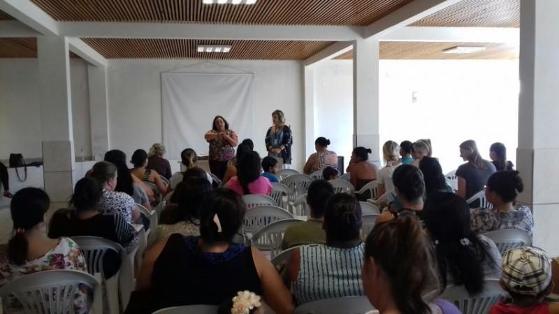 Beneficiários do Bolsa Família participam de reunião com técnicas do INSS