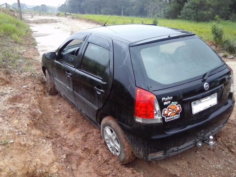 Carro levado por criminosos após assalto a residência é encontrado