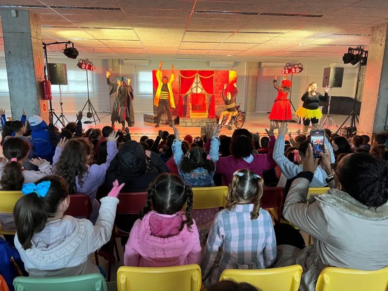 Sicredi recebe peça teatral “Zum Zum Zum, A União Faz a Vida” em Criciúma