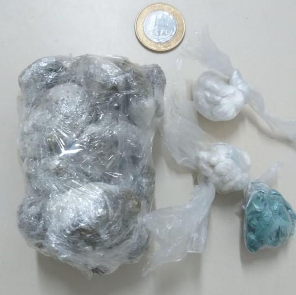 Polícia apreende porções de maconha e cocaína em Criciúma