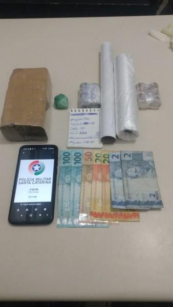Homem é preso por tráfico de drogas na Quarta Linha em Criciúma