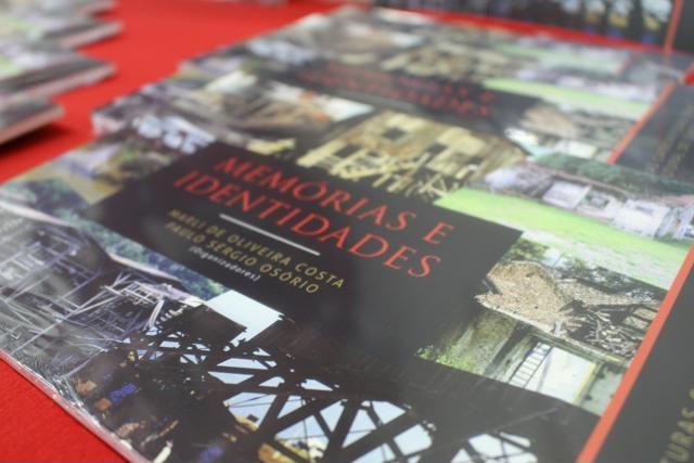 Professores lançam livro sobre história das estruturas carboníferas