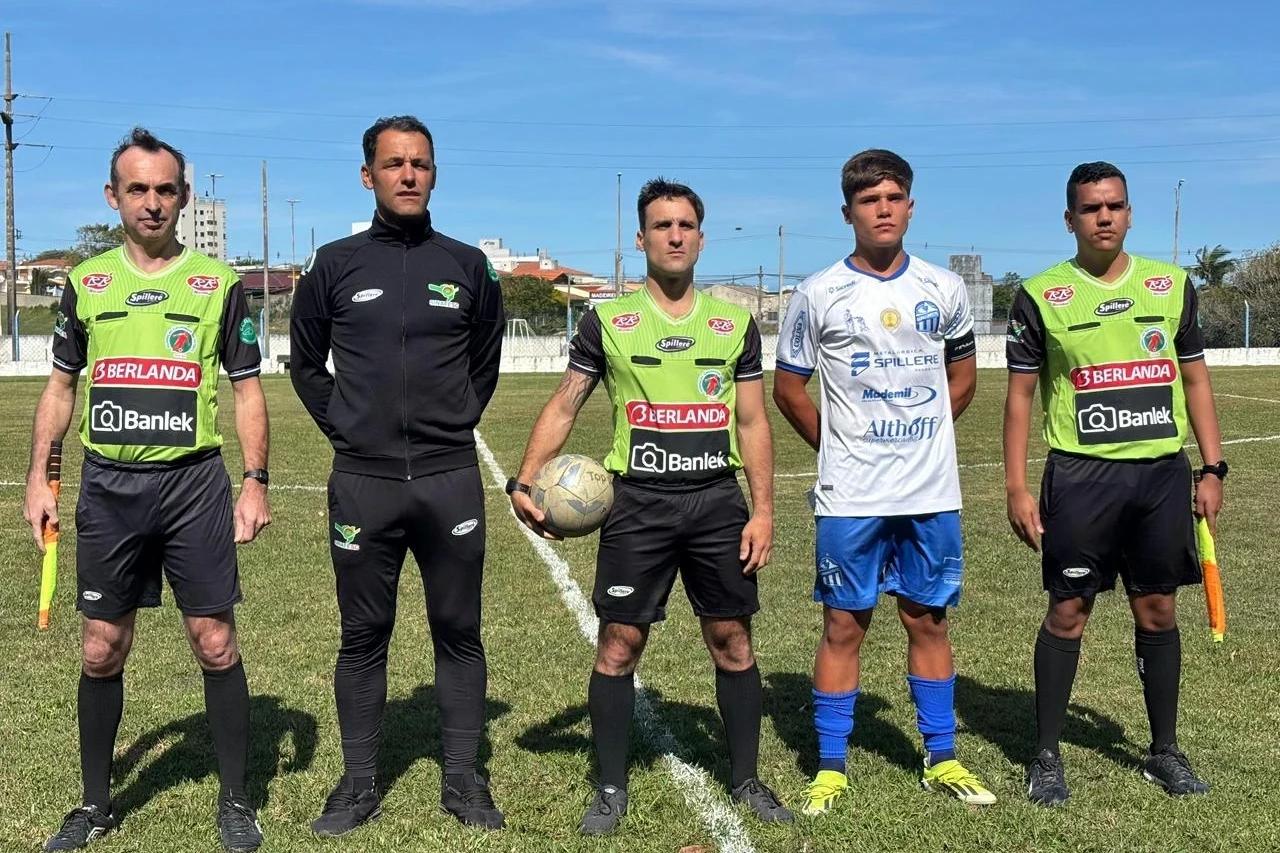 Adversário não aparece e Caravaggio conquista vitória sem jogar