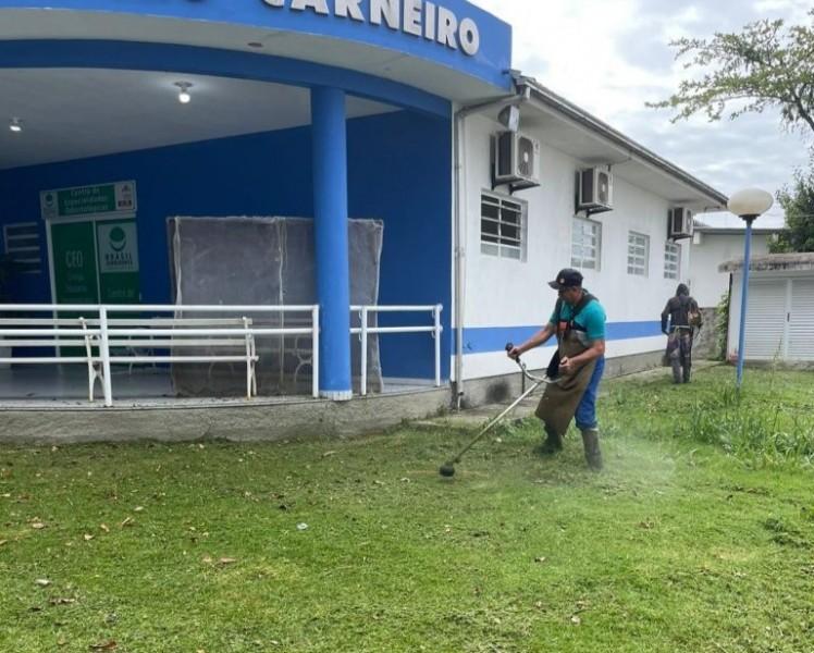 Laguna: Fundação Irmã Vera realiza manutenção nas praças, postos de saúde e espaços públicos