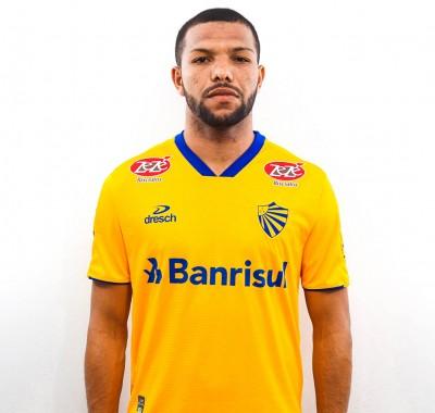 Criciúma anuncia a contratação do zagueiro Vitão