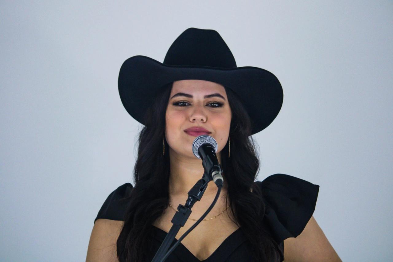 De Criciúma para o mundo: cantora planeja lançamento de sua primeira música autoral