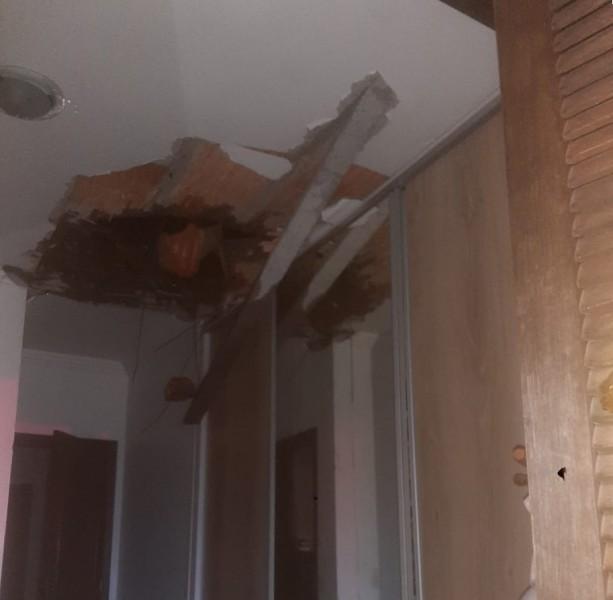 Parte de prédio em construção desaba e atinge casa em Passo de Torres