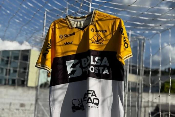 Com a presença de atletas, Criciúma lança nova camisa dois na Majestoso