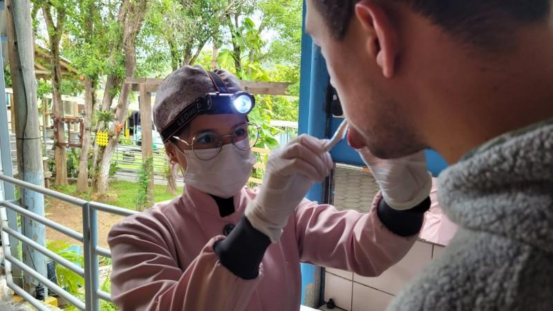 Dentista voluntária oferece avaliação odontológica e higiene bucal aos alunos da Apae Cocal do Sul 