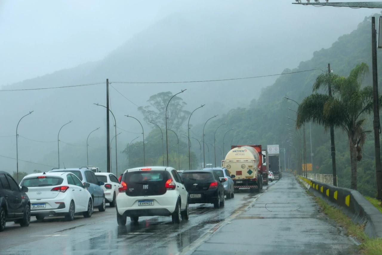 Trânsito é liberado na BR-101 no Morro dos Cavalos