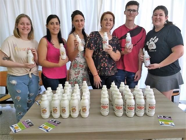 Engenharia Química da Satc doa shampoo para ONG de proteção animal