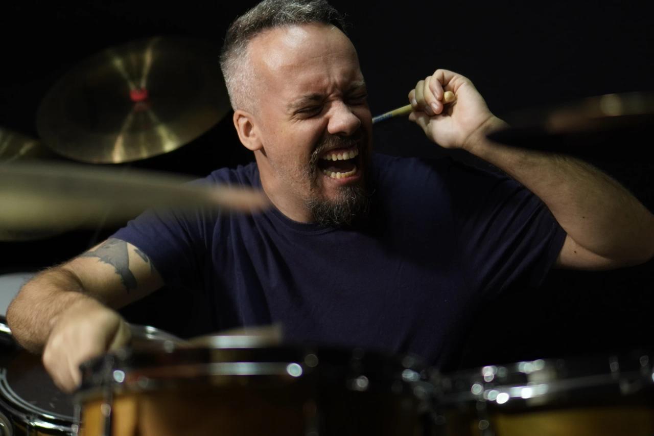 Baterista, produtor e youtuber: o som plural de um criciumense apaixonado pela música