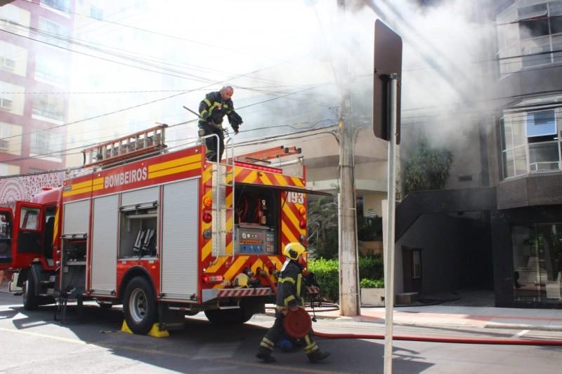 Duas pessoas foram hospitalizadas por terem inalado fumaça durante incêndio no Centro de Criciúma