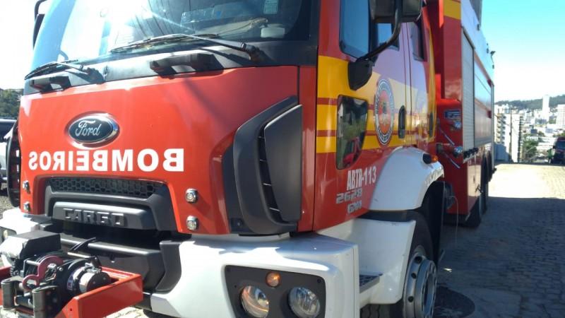 Andaime cede e trabalhadores são salvos por equipamento de segurança