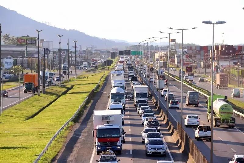Teste de uso do acostamento como terceira faixa ocorre neste fim de semana entre Itapema e Itajaí