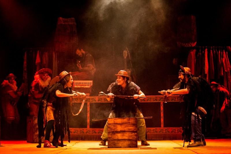 Grupo de teatro de Buenos Aires apresenta espetáculo na Praça Nereu Ramos em Criciúma 