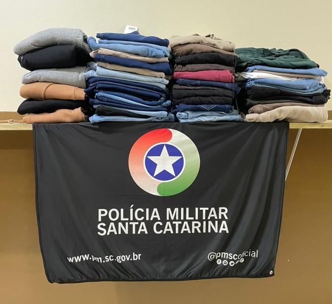 Criciúma: Polícia Militar apreende 54 peças de roupas furtadas no bairro Paraíso