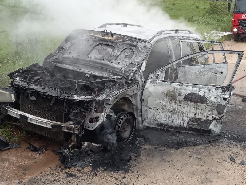 Veículo fica destruído após pegar fogo em Içara