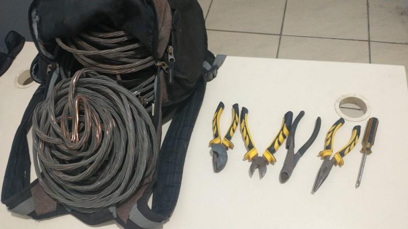 Após denúncia, homem é preso com mais de 15kg de cabos de cobre no bairro Pio Corrêa