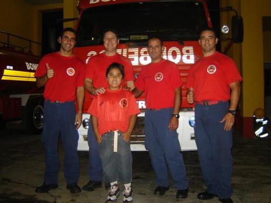 Menino de oito anos realiza sonho ao conhecer o Corpo de Bombeiros de Araranguá