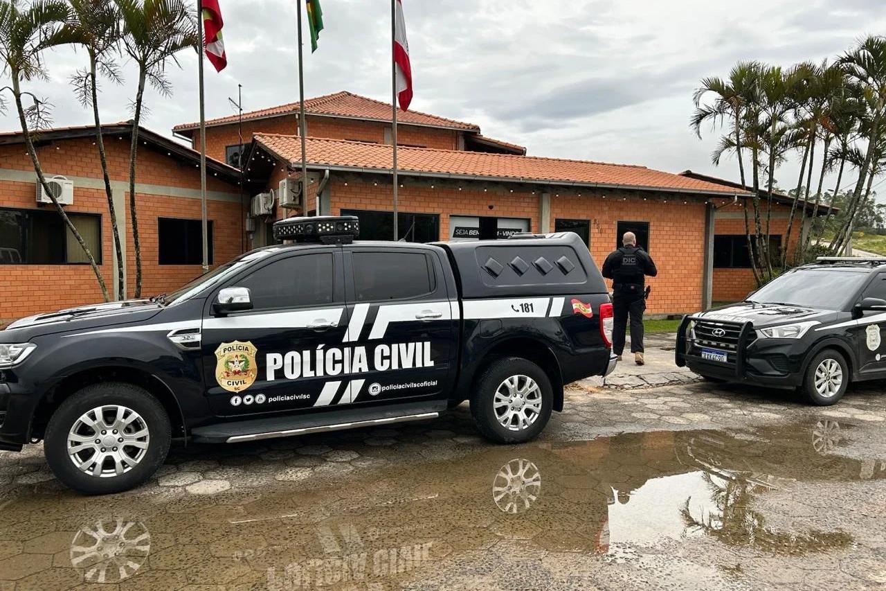 Sangão: prefeito reeleito e oito servidores são afastados do cargo